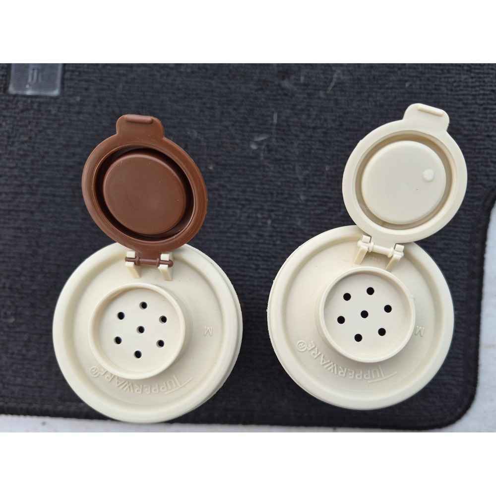 Vtg Tupperware salt pepper Spice Shaker Set Brown Almond Flip Lids 1329-14 USA